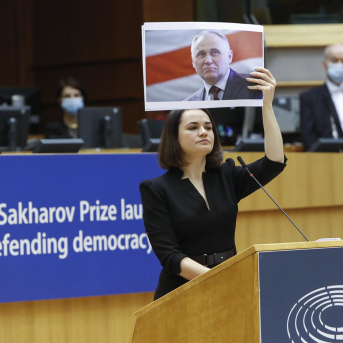 La opositora bielorrusa Svetlana Tijanovskaya con una fotografía de Mikola Statkevich  Alexis Haulot/EU Parliament/dpa