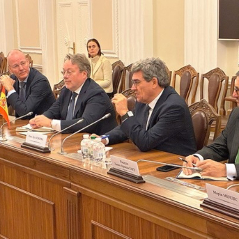 José Luis Escrivá, gobernador del Banco de España, en el Ministerio de Economía ucraniano ante su titular, Oleksii Sobolev (el primero por la izquierda). BANCO DE ESPAÑA