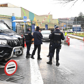 Agentes de la Policía Nacional a las afueras de la sede de Sidenor David de Haro - Europa Press