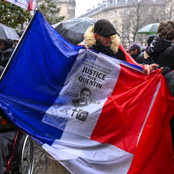 Una bandera en apoyo a Quentin Deranque, un joven de extrema derecha muerto en la ciudad francesa de Lyon tras enfrentamientos con un grupo de antifascistas Europa Press/Contacto/Julien Mattia