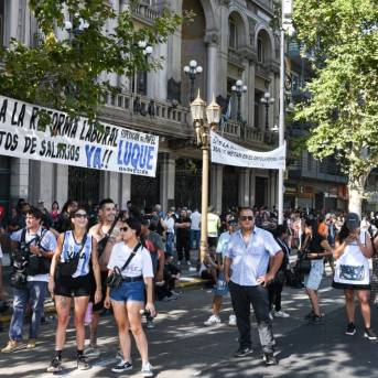 Decenas de personas durante la concentración contra la reforma laboral, frente al Congreso Argentino, a 19 de febrero de 2026, en Buenos Aires (Argentina). Sebastián Hipperdinger - Europa Press Decenas de personas durante la concentración contra la reforma laboral, frente al Congreso Argentino, a 19 de febrero de 2026, en Buenos Aires (Argentina). Sebastián Hipperdinger - Europa Press