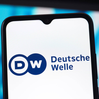 Logo de la cadena de televisión alemana Deutsche Welle en un teléfono móvil (archivo) Europa Press/Contacto/Thomas Fuller