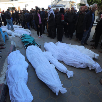 Palestinos junto a varios muertos por la ofensiva de Israel contra la Franja de Gaza (archivo) Naaman Omar/APA Images via ZUMA / DPA