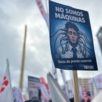 Cartel en una manifestación frente a la sede de CaixaBank denunciando la "presión comercial" de la plantilla, a 3 de febrero de 2026. SECB