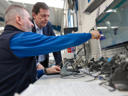 Mañueco, durante su visita a la empresa Technoform. PPCYL