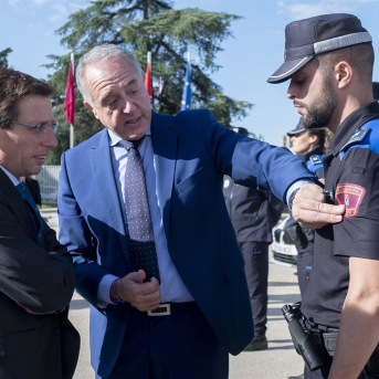 El alcalde de Madrid, José Luis Martínez-Almeida (i) y el exdirector general de la Policía Municipal, Pablo Enrique Rodríguez (c), durante la presentación de los nuevos uniformes de la Policía Municipal Alberto Ortega - Europa Press