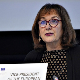 La vicepresidenta de la Comisión Europea para la Democracia y la Demografía, Dubravka uica, durante el 149 plenario Comité Europeo de las Regiones. COMITÉ DE LAS REGIONES