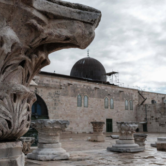 Imagen de archivo de la mezquita de Al Aqsa, al fondo, en la Explanada de las Mezquitas de Jerusalén, conocida como Monte del Templo por los judíos. Europa Press/Contacto/Nir Alon