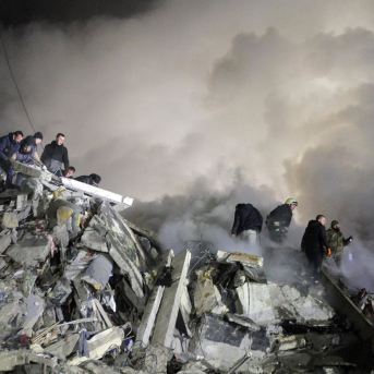 Varios trabajadores buscan a supervivientes de un ataque ruso contra un edificio residencial de Dnipro. -/Ukrinform/dpa Varios trabajadores buscan a supervivientes de un ataque ruso contra un edificio residencial de Dnipro. -/Ukrinform/dpa