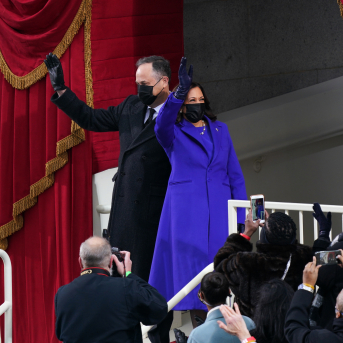  Kamala Harris y Douglas Emhoff llegan al Capitolio 