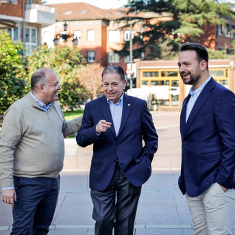 El secretario general del PP, Miguel Tellado, conversa con el alcalde de Oviedo, Alfredo Canteli, y el presidente del PP de Asturias, Álvaro Queipo, a su llegada al Congreso Local del PP de Oviedo en el Auditorio Príncipe Felipe. PP DE ASTURIAS