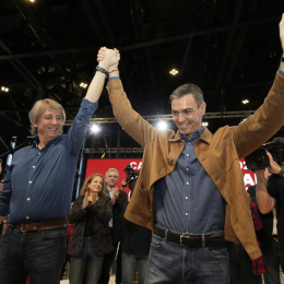 El secretario general del PSOE de Castilla y León y candidato a la Presidencia de la Junta, Carlos Martínez Mínguez, y el secretario general del PSOE y presidente del Gobierno, Pedro Sánchez, en un acto de partido en León. Fernando Otero - Europa Press