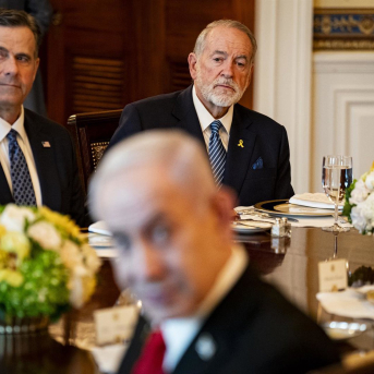 El embajador de EEUU en Israel, Mike Huckabee, a la derecha en segundo plano, detrás del primer ministro Benjamin Netanyahu Europa Press/Contacto/Al Drago - Pool via CNP