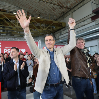 Sánchez participa en un acto en Ponferrada (León) junto a Carlos Martínez, candidato del PSOE en Castilla y León. Europa Press. Sánchez participa en un acto en Ponferrada (León) junto a Carlos Martínez, candidato del PSOE en Castilla y León. Europa Press.