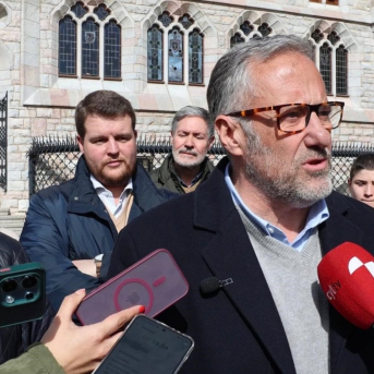 El candidato de Vox a la Presidencia de la Junta, Carlos Pollán, en una atención a medios en León. VOX CYL