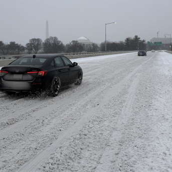 25 January 2026, US, Washington: Only a few cars drive along the completely snow-covered Highway 395 as a severe winter storm sweeps across large parts of the US, bringing freezing temperatures, snow, and ice. Photo: Anna Ringle/dpa Anna Ringle/dpa