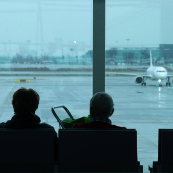 Dos personas esperan sentadas frente a un avión aparcado en la pista del aeropuerto de Barcelona. David Zorrakino - Europa Press Dos personas esperan sentadas frente a un avión aparcado en la pista del aeropuerto de Barcelona. David Zorrakino - Europa Press