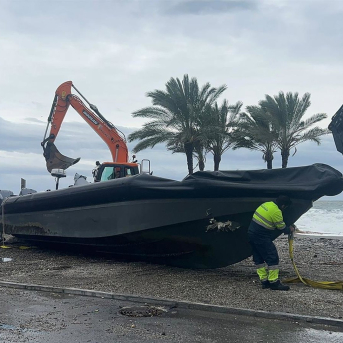 Narcolancha varada en la playa de la Herradura, en Almuñécar (Granada), durante el temporal. AYUNTAMIENTO DE ALMUÑÉCAR Narcolancha varada en la playa de la Herradura, en Almuñécar (Granada), durante el temporal. AYUNTAMIENTO DE ALMUÑÉCAR