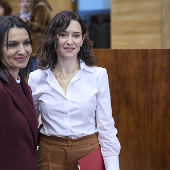 La presidenta de la Comunidad de Madrid, Isabel Díaz Ayuso (d), con la nueva consejera de Educación, Ciencia y Universidades de la Comunidad de Madrid, María Mercedes Zarzalejo (i), durante el pleno de la Asamblea de Madrid Jesús Hellín - Europa Press