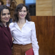 La presidenta de la Comunidad de Madrid, Isabel Díaz Ayuso (d), con la nueva consejera de Educación, Ciencia y Universidades de la Comunidad de Madrid, María Mercedes Zarzalejo (i), durante el pleno de la Asamblea de Madrid Jesús Hellín - Europa Press