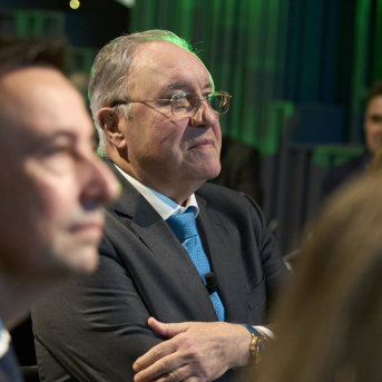 El presidente de Sidenor, Mirai y Talgo, José Antonio Jainaga (d), junto al consejero de Economía, Trabajo y Empleo, Mikel Torres (i) CARLOS GONZÁLEZ-EUROPA PRESS