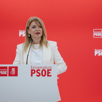 La portavoz del Grupo Palamentario Socialista en la Asamblea de Extremadura, Piedad Álvarez, ofrece una rueda de prensa PSOE DE EXTREMADURA
