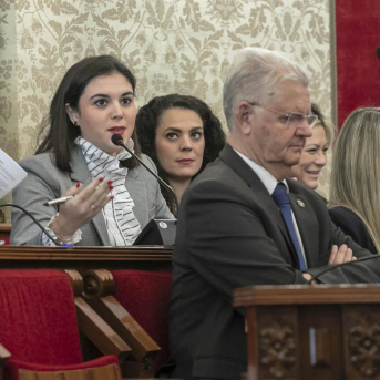 La concejala de Hacienda del Ayuntamiento de Alicante, Nayma Beldjilali (i), en una imagen de archivo durante un pleno AYUNTAMIENTO DE ALICANTE La concejala de Hacienda del Ayuntamiento de Alicante, Nayma Beldjilali (i), en una imagen de archivo durante un pleno AYUNTAMIENTO DE ALICANTE
