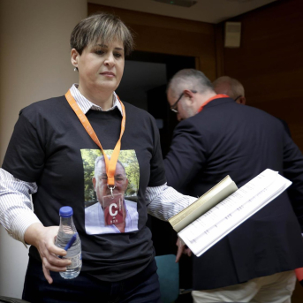 Víctimas de la dana reclaman en Les Corts verdad y justicia: Seguimos llorando lágrimas de barro