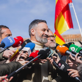 El presidente de Vox, Santiago Abascal, atiende a los medios durante su visita a Lerma (Burgos) VOX