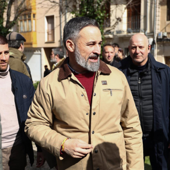 El presidente de VOX, Santiago Abascal, en una imagen de archivo, atiende a los medios de comunicación tras un acto electoral, a 19 de febrero de 2026, en Peñafiel, Valladolid (España).  Photogenic/Claudia Alba - Europa Press
