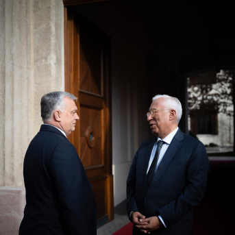 El primer ministro de Hungría, Viktor Orbán (i) recibe al presidente del Consejo Europeo, António Costa, en el monasterio Karmelita el 25 de febrero de 2025. MINISZTERELNÖKI SAJTÓIRODA/BEN