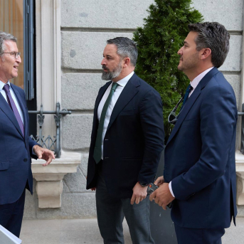 El presidente del PP, Alberto Núñez Feijóo conversa con el presidente de VOX, Santiago Abascal, a su salida de una sesión plenaria en la Cámara Baja, a 17 de septiembre de 2024, en Madrid (España). Jesús Hellín - Europa Press El presidente del PP, Alberto Núñez Feijóo conversa con el presidente de VOX, Santiago Abascal, a su salida de una sesión plenaria en la Cámara Baja, a 17 de septiembre de 2024, en Madrid (España). Jesús Hellín - Europa Press