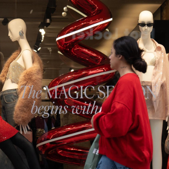 Una mujer pasa por un escaparate durante la campaña de Navidad David Zorrakino - Europa Press Una mujer pasa por un escaparate durante la campaña de Navidad David Zorrakino - Europa Press