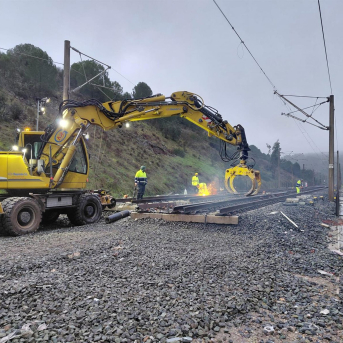 Varios operarios durante las obras de reparación de las vías en Adamuz, a 30 de enero de 2026, en Adamuz, Córdoba Ministerio de Transportes y Movilidad Sostenible