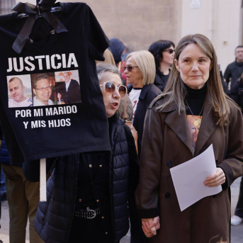 La presidenta de la Asociación de Víctimas Mortales de la DANA, Rosa Álvarez (d) durante una concentración, frente a Les Corts, a 24 de febrero de 2026, en Valencia Rober Solsona - Europa Press La presidenta de la Asociación de Víctimas Mortales de la DANA, Rosa Álvarez (d) durante una concentración, frente a Les Corts, a 24 de febrero de 2026, en Valencia Rober Solsona - Europa Press