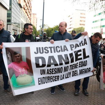 Familiares y vecinos del menor asesinado en Isla Mayor (Sevilla) en julio de 2025 durante una manifestación al inicio del juicio contra el presunto autor de los hechos en el Juzgado de Menores de Sevilla. ROCIO RUZ - EUROPA PRESS