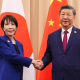 La primera ministra de Japón, Sanae Takaichi, y el presidente de China, Xi Jinping, en la cumbre de la APEC 2025 en Gyeongju (Corea del Sur), a 31 de octubre de 2025 SANAE TAKAICHI / X