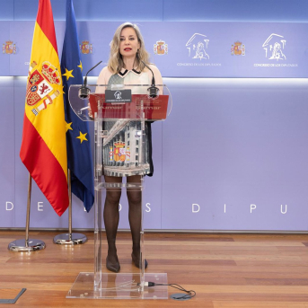 Sumar, Podemos y Compromís acusan a Feijóo de someter las autonomías a Vox y a la dirección del PP en Madrid Sumar, Podemos y Compromís acusan a Feijóo de someter las autonomías a Vox y a la dirección del PP en Madrid