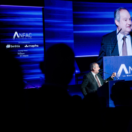 El ministro de Industria y Turismo, Jordi Hereu, dio tranquilidad a los interesados en comprar coches eléctricos, durante su intervención en el VI Foro Anfac. Carlos Luján/Europa Press.