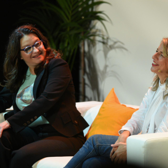 La vicepresidenta de la Generalitat Valenciana, Mónica Oltra (i), y la vicepresidenta del Gobierno, Yolanda Díaz, en el acto Otras Políticas, a 13 de noviembre de 2021, en Valencia, Comunidad Valenciana, (España). Jorge Gil - Europa Press La vicepresidenta de la Generalitat Valenciana, Mónica Oltra (i), y la vicepresidenta del Gobierno, Yolanda Díaz, en el acto Otras Políticas, a 13 de noviembre de 2021, en Valencia, Comunidad Valenciana, (España). Jorge Gil - Europa Press