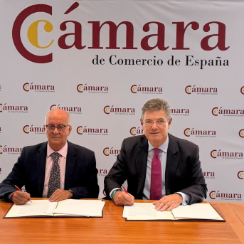El presidente del Consejo  General de Graduados Sociales de España (CGGSE) , Joaquín Merchán Bermejo, junto al presidente del Centro Español de Mediación (CEM), Rafael Catalá, durante la firma del convenio para la meidación civil y mercantil ARCHIVO