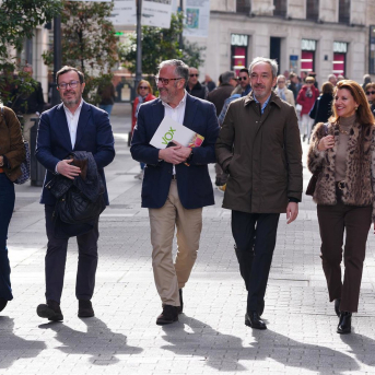 El candidato de Vox a la Presidencia de la Junta, Carlos Pollán, acompañado por el portavoz nacional de Vox, José Antonio Fúster, en un acto de campaña celebrado en Valladolid CLAUDIA ALBA/EUROPA PRESS