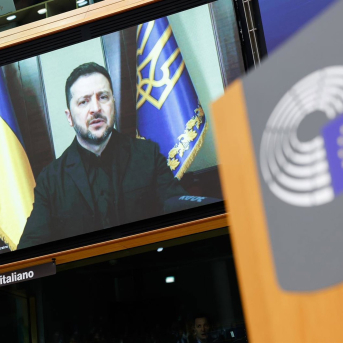 El presidente de Ucrania, Volodimir Zelenksi, en una intervención en un pleno extraordinario del Parlamento Europeo por el cuarto aniversario de la invasión rusa de su país. PHILIPPE BUISSIN El presidente de Ucrania, Volodimir Zelenksi, en una intervención en un pleno extraordinario del Parlamento Europeo por el cuarto aniversario de la invasión rusa de su país. PHILIPPE BUISSIN