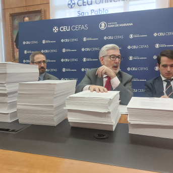 De izquierda a derecha, Manuel Llamas (presidente del Instituto Juan de Mariana), Elio Gallego (director de CEU-Cefas) y, Diego Sánchez de la Cruz, coordinador del Instituto Juan de Mariana y, presidente del Fondo de Regulación Inteligente. Foto: Demócrata.