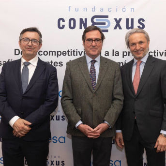 (i-d): El presidente de la CEV, Vicente Lafuente, el presidente de la CEOE, Antonio Garamendi, y el presidente de Fundación Conexus, Manuel Broseta. FUNDACIÓN CONEXUS