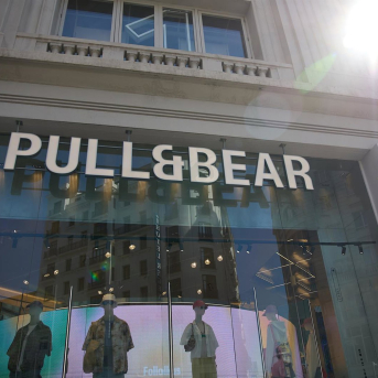 Entrada a la tienda de Pull and Bear, a 5 de junio de 2024, en Madrid (España). Jesús Hellín - Europa Press