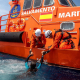 Agentes de Salvamento Marítimo suben a una persona a borda del barco. ALBERTO ESPADA