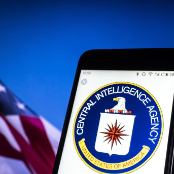 Logo de la CIA en un teléfono móvil, con una bandera de Estados Unidos de fondo (archivo) Europa Press/Contacto/Igor Golovniov Logo de la CIA en un teléfono móvil, con una bandera de Estados Unidos de fondo (archivo) Europa Press/Contacto/Igor Golovniov