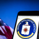 Logo de la CIA en un teléfono móvil, con una bandera de Estados Unidos de fondo (archivo) Europa Press/Contacto/Igor Golovniov