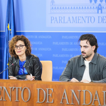 Los diputados del Grupo Por Andalucía Esperanza Gómez y Jose Manuel Gómez Jurado, este miércoles en rueda de prensa.   Joaquín Corchero - Europa Press